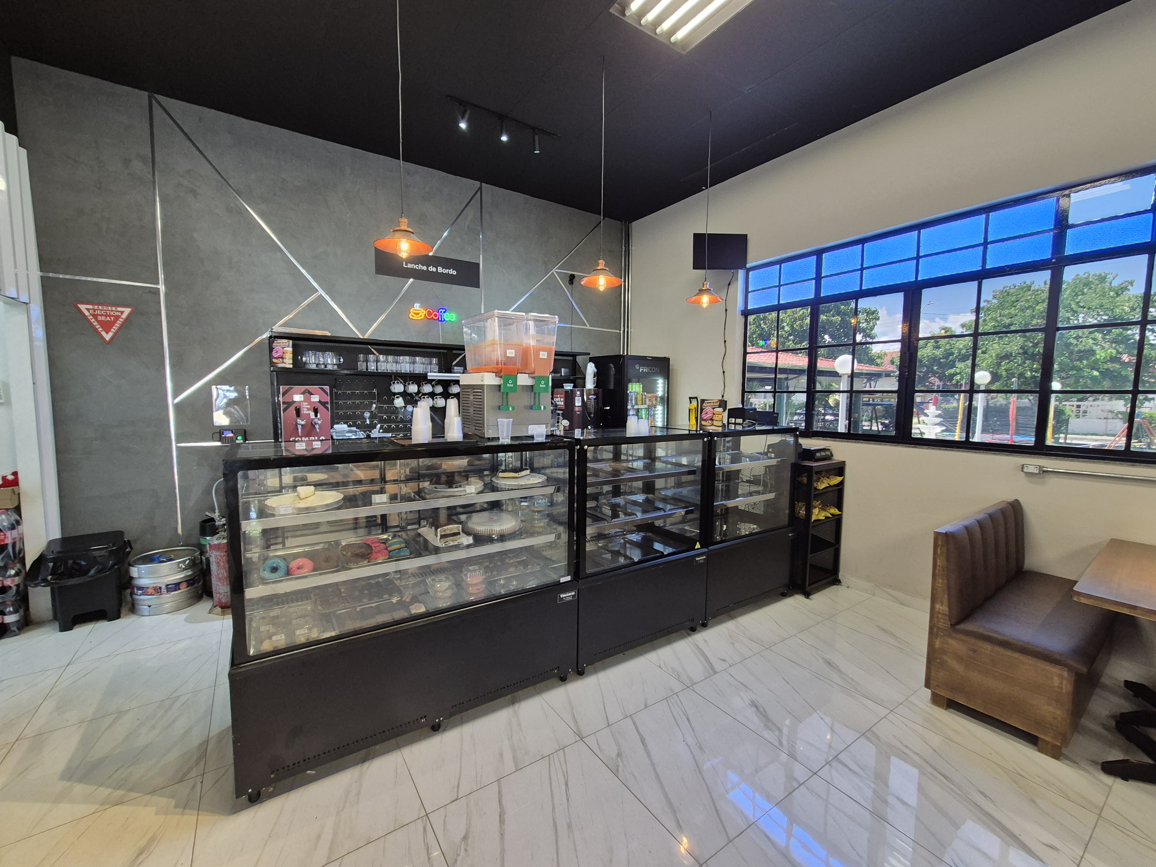 Interior temático da Padaria Aviapão